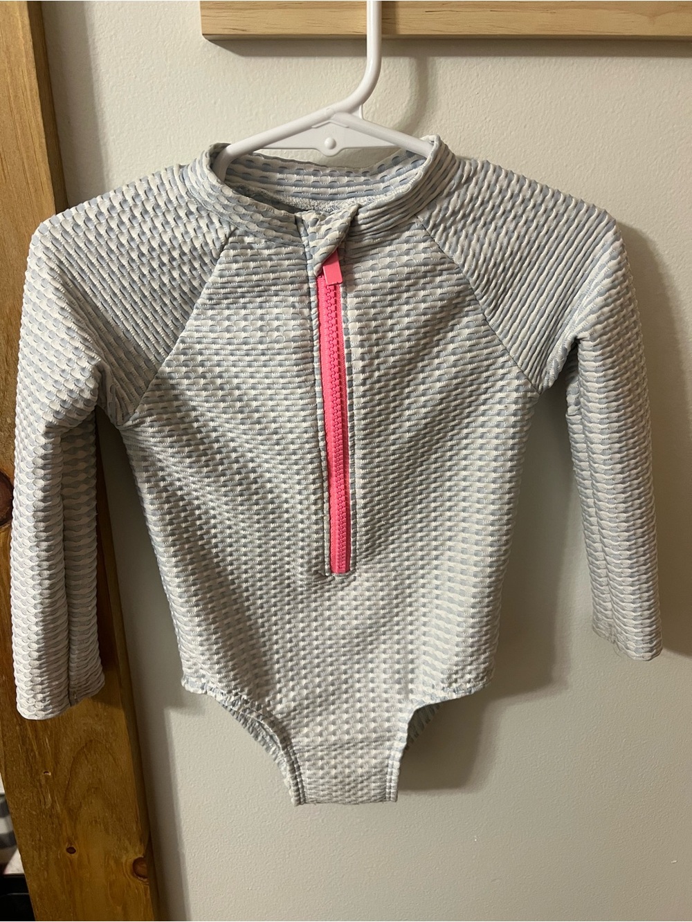 Old Navy Kids Long-Sleeve Rashguard Swimsuit in Light Gray with Pink Zip